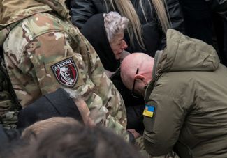 Министр обороны Украины Алексей Резников и родственники Дмитрия Коцюбайло во время панихиды в Киеве