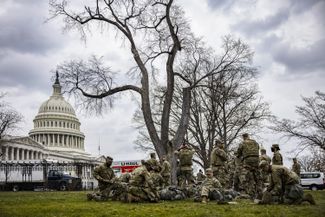 Войска Национальной гвардии на лужайке перед зданием Капитолия. 15 января 2021 года