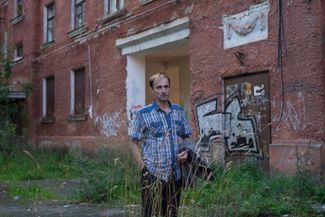 Олег Пашков во дворе заброшенного аварийного дома на проспекте Ленина, 8