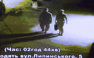 Кадр с камеры видеонаблюдения, показанный во время брифинга о расследовании убийства Павла Шеремета, 4 августа 2016 года