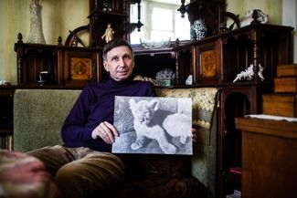 Максим Тавьев с портретом Кинули на том же диване, на котором львенок снят в 1930-х 