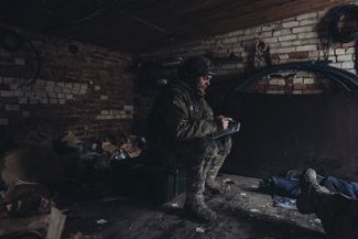 Украинский солдат в укрытии рядом с линией фронта