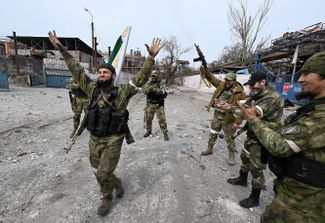 Чеченский батальон «Ахмат» на территории Мариупольского металлургического комбината имени Ильича. Ранее Минобороны РФ сообщило, что комбинат полностью освобожден от «украинских националистов».