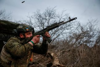 Украинский солдат ведет огонь из автомата АК-74