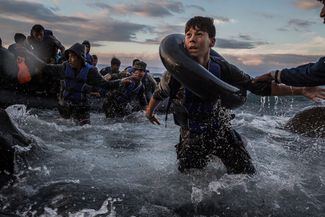 Приплывшие из Турции на греческий остров Лесбос беженцы, 1 октября 2015 года
