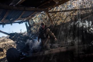 Военнослужащие 79-й отдельной десантно-штурмовой бригады ВСУ стреляют из 105-мм гаубицы недалеко от Марьинки