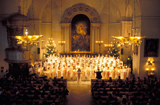 Детский хор в стокгольмской церкви Кунгсхольмен в день праздника святой Люсии (13 декабря)