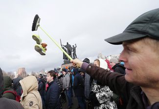 В Перми накануне митинга переговоры активистов с властями <a href="http://www.permnews.ru/novosti/society/2017/03/25/antikorrupcionnyy_miting_perenesli_na_esplanadu/" target="_blank">шли</a> семь часов — в итоге митинг был санкционированный, выступали даже музыканты. Оценки посещаемости акции сильно разнятся: правоохранительные органы говорят о 520 участниках, организаторы — о 4 тысячах