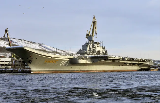 Тяжелый авианесущий крейсер «Адмирал Кузнецов» во время ремонтных работ в Мурманске, 3 марта 2019 года Лев Федосеев / ТАСС / Vida Press