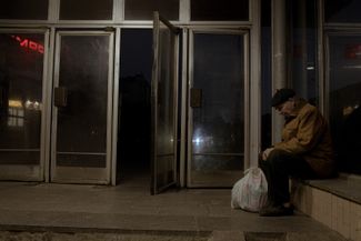 Житель Харькова отдыхает на станции метро «Героев Труда»