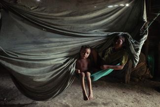 Дети из народности яномами в поселке Окамо в Венесуэле.