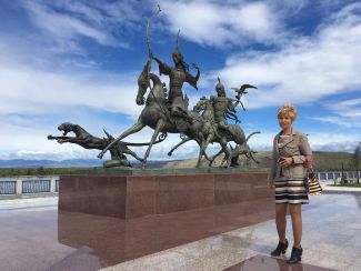 Глава Кызыла Дина Оюн у памятника «Царская охота», установленного в 2014 году в честь столетия совместной жизни Тувы и России