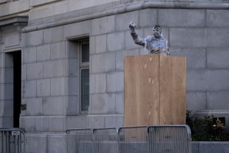 Статуя рядом с Площадью Свободы в Вашингтоне. 14 января 2021 года