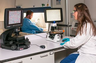 Ученые в лаборатории Advanced Technology Research Facility (ATRF) проводят исследования для Национального института рака