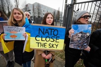 Митинг в поддержку Украины во время заседания совета министров обороны НАТО с Финляндией, Грузией, Швецией и Украиной. Брюссель, 16 марта 2022 года