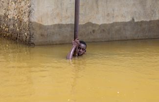 Мальчик в паводковых водах. Деревня в дельте реки Тана, Кения