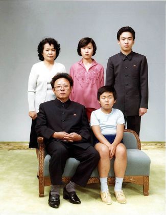Ким Чен Ир и Ким Чен Нам (нижний ряд). Фотография сделана в августе 1981 года