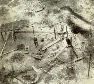 Фото № 70. Открытая шахта в момент ее разработки. Екатеринбург, весна 1919 года