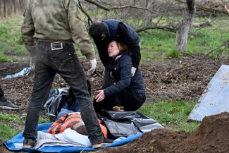 Жена опознала убитого мужа. Его тело было захоронено во временной могиле недалеко от семейного дома в селе Андреевка Киевской области.