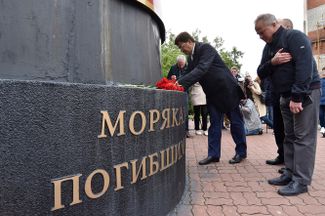 Депутаты мурманской областной думы возлагают цветы в память о погибших моряках-подводниках. 3 июля 2019 года