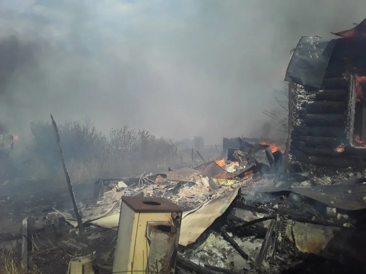 В Самарской области крупный лесной пожар. Огнем охвачен национальный парк,  остановлено движение поездов — Meduza