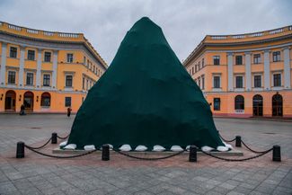 Памятник дюку де Ришелье, обложенный мешками с песком