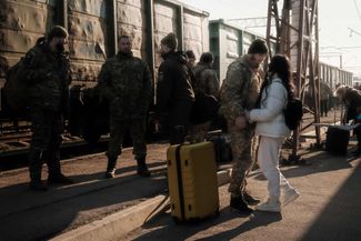 Украинский солдат Сергей встречает свою жену Нину, которая приехала к нему из Киева