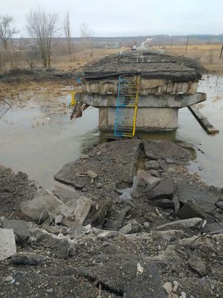 Взорванный мост по дороге из Мелового на Беловодск, 24 февраля 2022