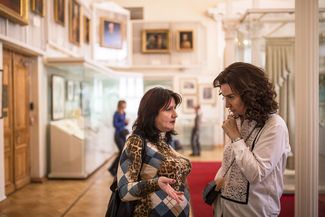 Ксения Соколова и мама Сережи на экскурсии для мальчика в Историческом музее