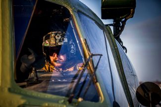 Украинский военный летчик готовится к взлету. Фотография сделана в зоне боевых действий на востоке Украины, где именно — не уточняется