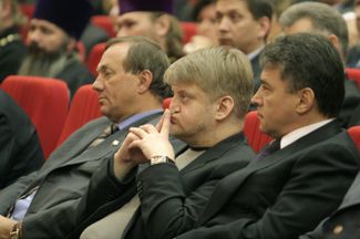 Александр Зарубин (в центре) на торжественной церемонии по случаю вступления в должность главного федерального инспектора по Саратовской области, 15 ноября 2005 года