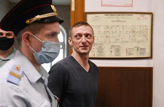 Генеральный директор компании «Альтеза» Андрей Палей (справа) перед началом заседания Басманного суда о продлении его ареста. Москва, июль 2020 года