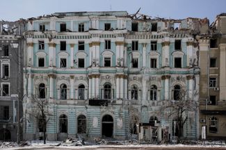Жилой дом по адресу площадь Конституции, 3. Построен в 1894 году. Является памятником архитектуры. Харьков, 12 марта 2022