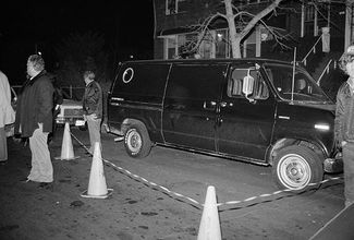 Черный фургон, в котором, по данным полиции, грабители скрылись с места преступления. 13 декабря 1978 года.