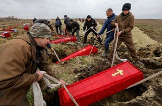 Похороны 38 российских солдат, погибших в ходе войны в Украине