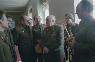 Руководитель ансамбля, народный артист СССР, генерал-майор Борис Александрович Александров с артистами. 1 мая 1985-го