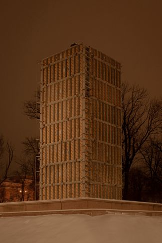 Памятник Тарасу Шевченко в защитном коробе в парке имени поэта. 10 октября 2022 года здесь произошел один из взрывов. Февраль 2024-го