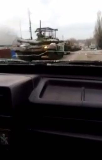 Российская техника в Чертково. Скриншот из видео, снятого на пограничном переходе Меловое — Чертково 24 февраля 2022 года