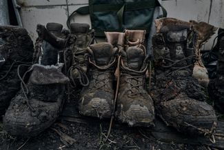 Ботинки раненых бойцов ВСУ возле полевого госпиталя под Бахмутом