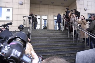 Журналисты ждут Игоря Сечина у здания Мосгорсуда, 12 апреля 2018 года. Глава «Роснефти» дал показания и уехал из суда, так и не выйдя к прессе