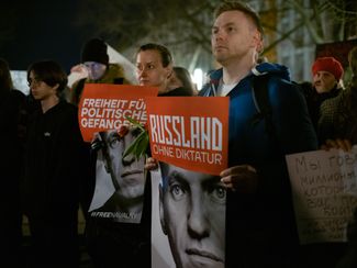 Акция напротив посольства России в Берлине 