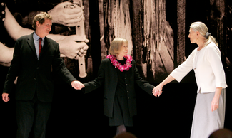 Режиссер Дэвид Хэйр, Джоан Дидион и актриса Ванесса Редгрейв на премьере спектакля «Год магического мышления». Март 2007 года