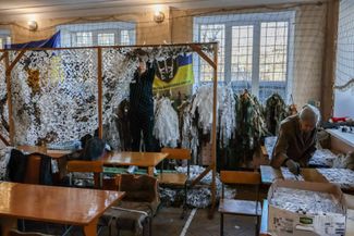 Волонтеры в Запорожье плетут белые, зимние, маскировочные сети для украинских солдат. 27 декабря 2023 года