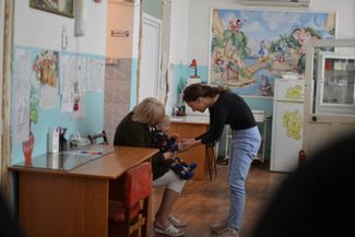 Вице-спикер Госдумы Анна Кузнецова (справа) в Херсонском доме ребенка, 14 мая 2022 года