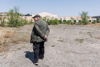 Краевед Александр Кузькин на территории бывшего Гостиного Двора. В советское время тут была трикотажная фабрика