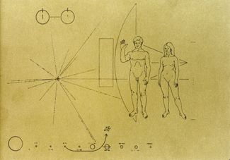 Поздравительная открытка Карла Сагана, которая была прикреплена к космическим зондам Pioneer 10 и 11, чтобы передать информацию о человеке другим формам жизни. 1972 год