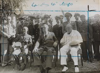 Конференция в Каире, 1943 год. Чан Кайши (слева) договаривается с президентом США Рузвельтом и премьером Великобритании Черчиллем о возвращении Тайваня Китаю после окончания войны