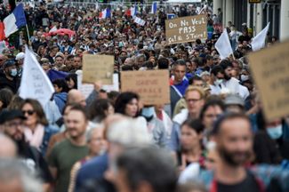 Демонстранты во французском Нанте вышли на акцию протеста с плакатами против обязательной вакцинации работников определенных отраслей. 24 июля 2021 года