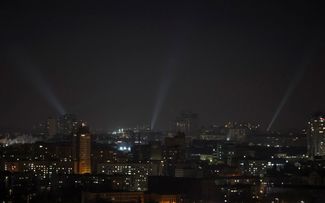 Украинские военные с помощью прожекторов ищут дроны в небе над Киевом