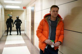 Власти все чаще отправляли Навального и его соратников под административные аресты; обыски иногда проходили одновременно в сотнях помещений ФБК в десятках городов. 26 декабря 2019 года силовики снова пришли в московский офис ФБК — из-за уголовного дела об отказе удалить расследование о Медведеве, несмотря на соответствующее судебное решение